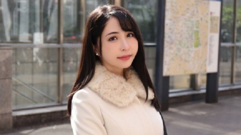 眉心有颗痣的韵味美少妇，美胸丰满乳晕很粉，道具自慰騒穴不停在阴道口摩擦表情呻吟太销魂享受极了