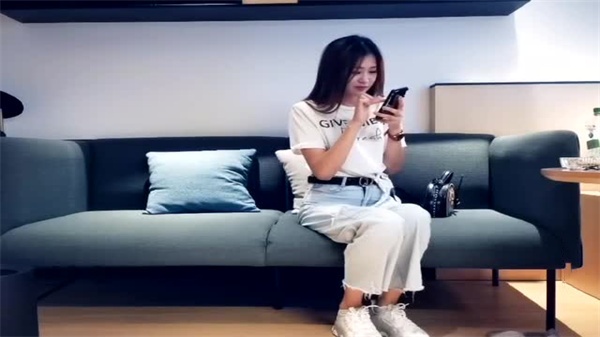 红唇大奶妹子【21岁姐姐】露逼自摸和炮友双人啪啪，后入性感大屁股呻吟娇喘，很是诱惑喜欢不要错过!