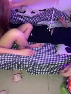 性感小美女被迫营业，全程露脸跟小哥在宾馆啪啪直播，口交大鸡巴，让小哥多体位无套抽插都快干哭了射奶子上第02集